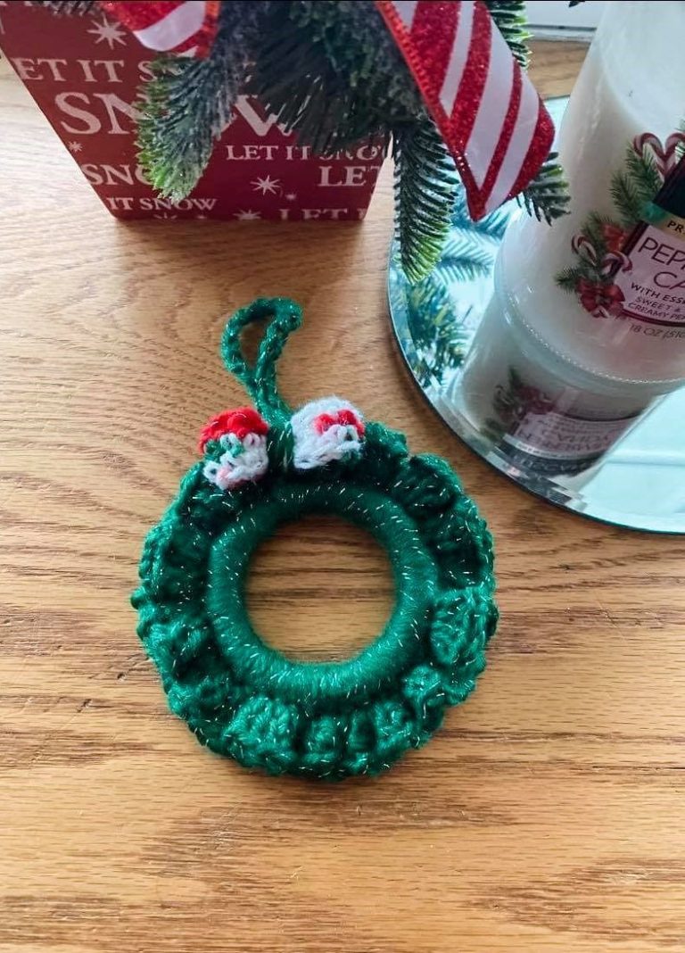 holly days wreath crochet pattern